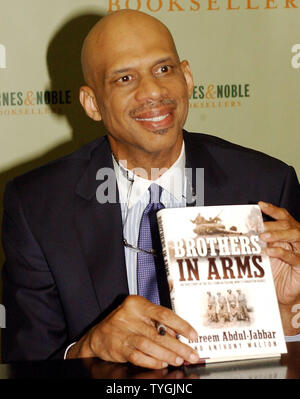 Ex giocatore di basket Kareem Abdul Jabbar comporta per i media il 5 maggio 2004 presso il Barnes and Nobel bookstore il lancio del suo nuovo libro "Brothers in Arms" (UPI/Ezio Petersen) Foto Stock