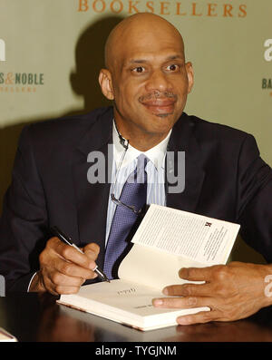 Ex giocatore di basket Kareem Abdul Jabbar comporta per i media il 5 maggio 2004 presso il Barnes and Nobel bookstore il lancio del suo nuovo libro "Brothers in Arms" (UPI/Ezio Petersen) Foto Stock