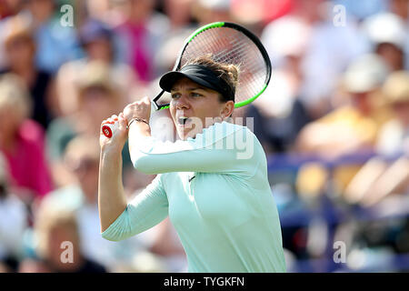 Simona Halep in azione durante le donne singoli match durante il giorno quattro della natura internazionale della valle in Devonshire Park, Eastbourne. Foto Stock