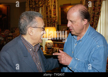 Inviato Onu Lakhdar Brahimi (sinistra) chat con noi ONU ambasciatore John Negroponte nel corso di un Consiglio di Sicurezza delle Nazioni Unite retreaton weekend 5 Giugno 2004. (UPI foto/piscina ONU Eskinder Debebe) Foto Stock