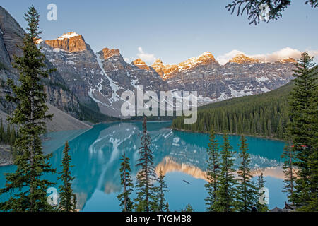 Mattina presto all'alba al Lago Moraine, il Parco Nazionale di Banff, Canada Foto Stock