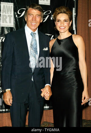 Mariska Hargitay e padre Mickey Hargitay posa per foto a Le donne americane in Radio e televisione annuale Allen Gracie Awards Gala all'Hilton Hotel di New York il 22 giugno 2004. (UPI foto/Laura Cavanaugh) Foto Stock