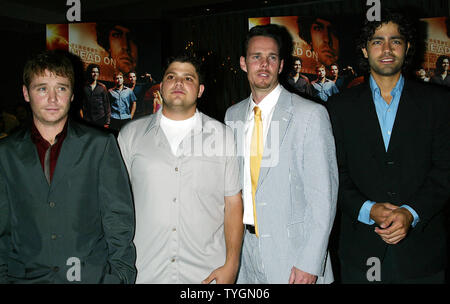 I Cast Members (da sinistra a destra): Kevin Connolly, Jerry Ferrara, Kevin Dillon e Adrian Grenier posa per foto a New York Premiere di HBO è di nuovo spettacolo 'Entourage" al Loews E-a piedi Teatro in Times Square a New York il 30 giugno 2004. (UPI foto/Laura Cavanaugh) Foto Stock