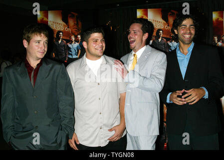 I Cast Members (da sinistra a destra): Kevin Connolly, Jerry Ferrara, Kevin Dillon e Adrian Grenier posa per foto a New York Premiere di HBO è di nuovo spettacolo 'Entourage" al Loews E-a piedi Teatro in Times Square a New York il 30 giugno 2004. (UPI foto/Laura Cavanaugh) Foto Stock