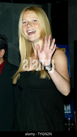 Gwyneth Paltrow pone per le foto alla premiere di 'Anchorman' presso il Museo della Radio e della televisione a New York il 7 luglio 2004. (UPI foto/Laura Cavanaugh) Foto Stock