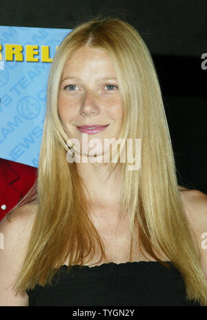 Gwyneth Paltrow pone per le foto alla premiere di 'Anchorman' presso il Museo della Radio e della televisione a New York il 7 luglio 2004. (UPI foto/Laura Cavanaugh) Foto Stock