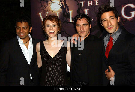 Direttore/scrittore Notte Shyamalan (sinistra) pone con il suo film cast membri Bryce Dallas Howard, Joaquin Phoenix e Adrien Brody a luglio 26, 2004 New York premiere di Shyamalan's film 'Villaggio' (UPI foto/Ezio Petersen) Foto Stock