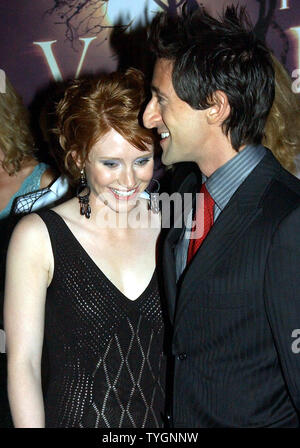 Film cast membri Bryce Dallas Howard e Adrien Brody pongono al luglio 26, 2004 New York premiere di M.Night Shyamalan's film 'Villaggio' (UPI foto/Ezio Petersen) Foto Stock