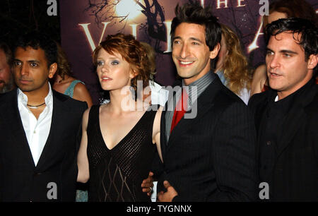 Direttore/scrittore Notte Shyamalan (sinistra) pone con il suo film cast membri Bryce Dallas Howard, Adrien Brody e Joaquin Phoenix a luglio 26, 2004 New York premiere di Shyamalan's film 'Villaggio' (UPI foto/Ezio Petersen) Foto Stock