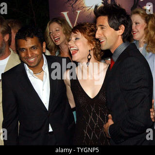 Direttore/scrittore Notte Shyamalan (sinistra) pone con il suo film cast membri Bryce Dallas Howard e Adrien Brody a luglio 26, 2004 New York premiere di Shyamalan's film 'Villaggio' (UPI foto/Ezio Petersen) Foto Stock