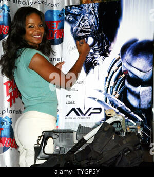 Sanaa Lathan dona cimeli dal suo nuovo film 'Alien vs Predator" al Planet Hollywood a New York il 5 agosto 2004 . (UPI foto/Laura Cavanaugh) Foto Stock