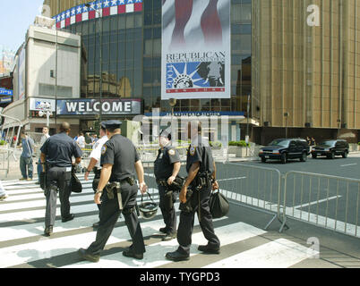 Pattuglia di polizia la zona intorno al Madison Square Garden come la sicurezza è in allerme due giorni prima di iniziare la Convention Nazionale Repubblicana a New York City il 27 agosto 2004. (UPI foto/Monika Graff) Foto Stock