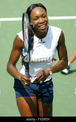 American la stella del tennis Venus Williams ha alcune risate durante l'Arthur Ashe Kids Day in Flushing, New York il 28 agosto 2004. (UPI foto/John Angelillo) Foto Stock