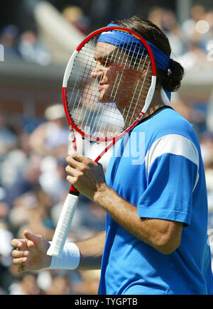 Roger Federer (SUI) mantiene la sua racchetta vicino alla sua testa durante la sua retta fissa la vittoria su Fabrice SANTORO (FRA) durante il giorno 6 azione a US Open a Flushing, New York il 4 settembre 2004. (UPI foto/John Angelillo) Foto Stock