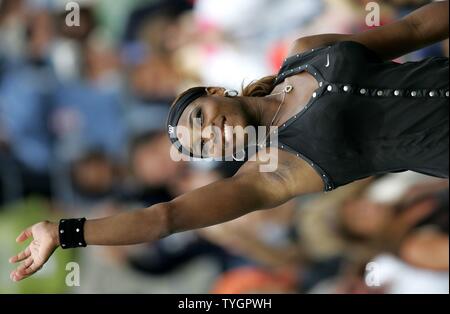 Serena Williams onde croud dopo la sua retta fissa sconfitta di Patty Schnyder (SUI) nel giorno 7 azione a US Open a Flushing, New York il 5 settembre 2004. (UPI foto/John Angelillo) Foto Stock