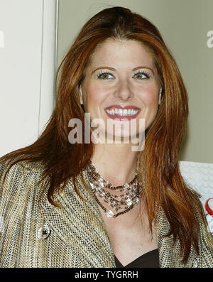 'Will & Grace' castmember Debra Messing pone per le foto prima di firmare le copie del suo spettacolo è di nuovo CD 'Will & Grace: lasciare che la musica fuori!' presso Barnes & Noble a New York a settembre15, 2004. (UPI foto/Laura Cavanaugh) Foto Stock