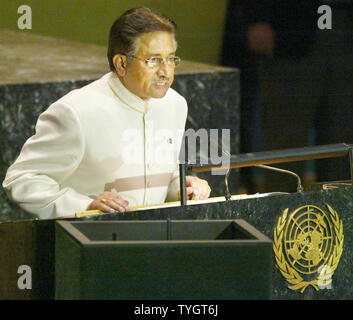 Pervez Musharraf, presidente del Pakistan, risolve la cinquantanovesima sessione dell' Assemblea generale delle Nazioni Unite il 22 settembre 2004 a New York City. (UPI foto/Monika Graff) Foto Stock