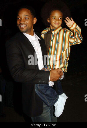 Attore Will Smith e suo figlio arrivare per la sett. 27, 2004 New York premiere di Dreamworks film animato 'Shark favola' in cui lui stelle. (UPI foto/Ezio Petersen) Foto Stock