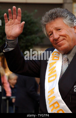 Rinomato pilota automobilistico Mario Andretti che serve come Grand Marshall conduce il sessantesimo annuale di parata di Cristoforo Colombo fino a New York City di Quinta Avenue su 11 ott. 2004 nel suo Lamborgdini race car. (UPI foto/Ezio Petersen) Foto Stock