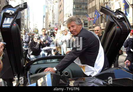 Rinomato pilota automobilistico Mario Andretti che serve come Grand Marshall attende per condurre il sessantesimo annuale di parata di Cristoforo Colombo fino a New York City di Quinta Avenue su 11 ott. 2004 nel suo Lamborgdini race car. (UPI foto/Ezio Petersen) Foto Stock