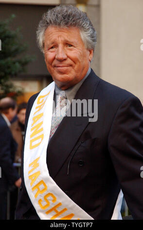 Rinomato pilota automobilistico Mario Andretti che serve come Grand Marshall attende per condurre il sessantesimo annuale di parata di Cristoforo Colombo fino a New York City di Quinta Avenue su 11 ott. 2004 nel suo Lamborgdini race car. (UPI foto/Ezio Petersen) Foto Stock