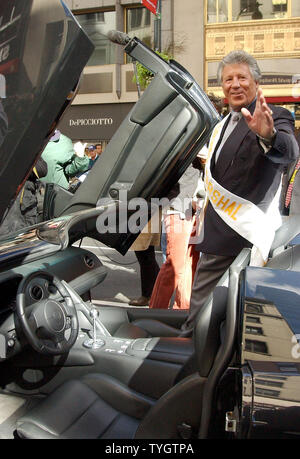 Rinomato pilota automobilistico Mario Andretti conduce il sessantesimo annuale di parata di Cristoforo Colombo fino a New York City di Quinta Avenue su 11 ott. 2004 nel suo Lamborgdini race car. (UPI foto/Ezio Petersen) Foto Stock