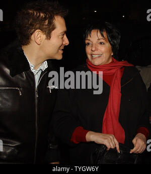 L'attrice Liza Minnelli scortato dal cantante Michael Feinstein correre in media sulla 42nd street che copre il Ott 28, 2004 apertura notturna delle prestazioni per '12 Angry uomini" presso la American Airlines theatre. (UPI foto/Ezio Petersen) Foto Stock