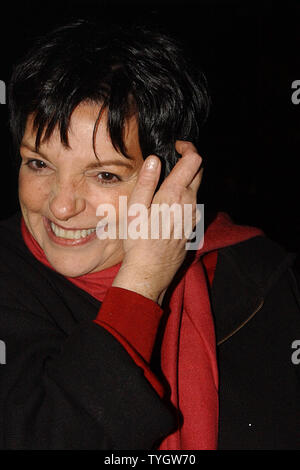 L'attrice Liza Minnelli scortato dal cantante Michael Feinstein correre in media sulla 42nd street che copre il Ott 28, 2004 apertura notturna delle prestazioni per '12 Angry uomini" presso la American Airlines theatre. (UPI foto/Ezio Petersen) Foto Stock