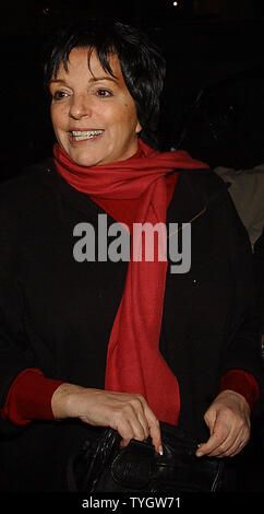 L'attrice Liza Minnelli scortato dal cantante Michael Feinstein correre in media sulla 42nd street che copre il Ott 28, 2004 apertura notturna delle prestazioni per '12 Angry uomini" presso la American Airlines theatre. (UPI foto/Ezio Petersen) Foto Stock