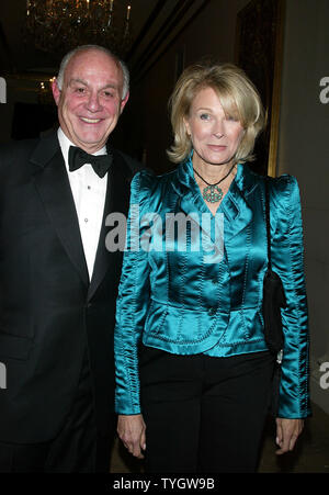 Candice Bergen e marito Marshall Rose posa per foto presso il Living Landmarks celebrazione 2004 presso il Plaza Hotel di New York il 3 novembre 2004. (UPI foto/Laura Cavanaugh) Foto Stock