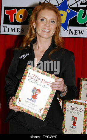 La duchessa di York Sarah Ferguson, svela il suo nuovo libro per bambini "Little Red's Christmas Story' su nov. 23, 2004 a New York's Toys "R" Us store. (UPI foto/Ezio Petersen) Foto Stock