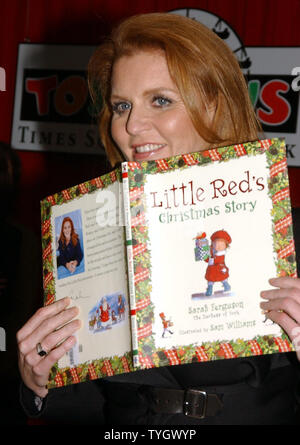 La duchessa di York Sarah Ferguson, svela il suo nuovo libro per bambini "Little Red's Christmas Story' su nov. 23, 2004 a New York's Toys "R" Us store. (UPI foto/Ezio Petersen) Foto Stock