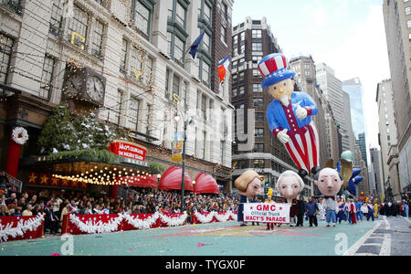 Lo zio Sam palloncino scortato dai padri fondatori Bobble testa rotolo giù per Herrald piazza nel Macy's 78la Giornata del Ringraziamento sfilano a New York City il 25 novembre 2004. (UPI foto/John Angelillo) Foto Stock