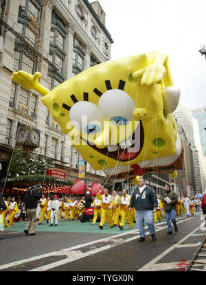 Il bob spugna palloncino galleggianti fino a Piazza Herrald nel Macy's 78la Giornata del Ringraziamento sfilano a New York City il 25 novembre 2004. (UPI foto/John Angelillo) Foto Stock