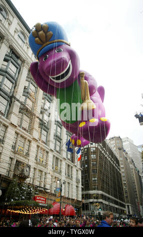 Il palloncino Barney galleggianti fino a Piazza Herrald nel Macy's 78la Giornata del Ringraziamento sfilano a New York City il 25 novembre 2004. (UPI foto/John Angelillo) Foto Stock