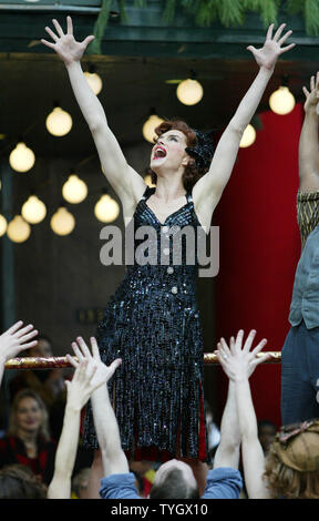 Brooke Shields esegue in Macy's 78la Giornata del Ringraziamento sfilano a New York City il 25 novembre 2004. (UPI foto/John Angelillo) Foto Stock