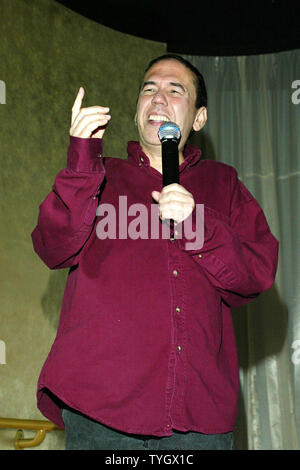 Gilbert Gottfried esegue presso la rivista Penthouse Pet dell'anno party presso l'attico executive club in New York City il 29 novembre 2004. (UPI foto/John Angelillo) Foto Stock