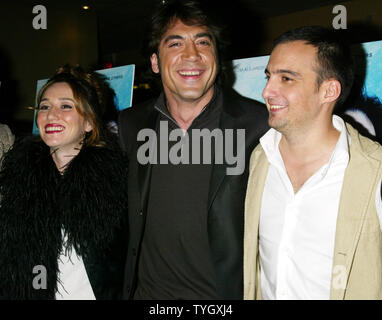 Lola Duenas, Javier Bardem (sinistra) e direttore di Alejandro Amenabar arriva per la premiere di " Mare dentro' alla UA Theatre di New York il 9 dicembre 2004. (UPI foto/Laura Cavanaugh) Foto Stock