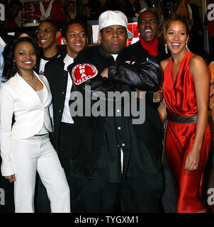 (Da sinistra a destra): Kyla Pratt, Kenan Thompson e Dania Ramirez arriva per la prima mondiale di "Fat Albert' presso il Centro Liacouras presso la Temple University a Filadelfia il 12 dicembre 2004. (UPI foto/Laura Cavanaugh) Foto Stock