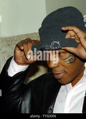 Ex Heavyweight Boxing champion Mike Tyson arriva a Brooklyn Corte penale su 12/15/04 per completare la sua condanna su oneri assualt.Il caso è stato chiuso con il Tyson avendo completato il servizio della comunità di lavoro. (UPI foto/Ezio Petersen) Foto Stock