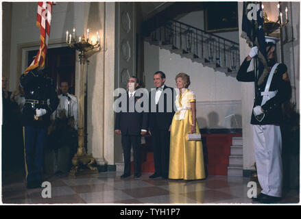 Presidente e signora Nixon e Segretario Generale Leonid Brezhnev del Comitato Centrale del Partito Comunista dell'Unione delle Repubbliche socialiste sovietiche lungo il tragitto per la stanza blu, per ricevere la cena gli ospiti; l'ambito e il contenuto: nell'immagine: Leonid Brezhnev, Richard M. Nixon, Thelma Ryan (Pat) Nixon. Oggetto: Capi di Stato - U.R.S.S. Foto Stock
