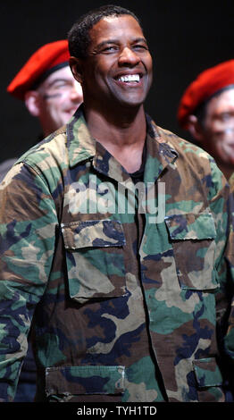 Oscar premiato attore Denzel Washington prende il suo Aprile 3, 2005 Broadway apertura notturna curtain call bow nella versione aggiornata della produzione di William Shakespeare play Giulio Cesare. (UPI foto/Ezio Petersen) Foto Stock