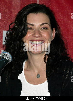 Julianna Marguiles pone per le foto al Tribeca Film Festival conferenza stampa per 'Slingshot' al Regal Cinemas a New York il 27 aprile 2005. (UPI foto/Laura Cavanaugh) Foto Stock