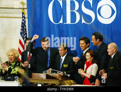 A portata di mano per lo squillo della campana di chiusura presso il New York Stock Exchange sono (da sinistra a destra) Doris Roberts che riproduce la madre in 'Tutti amano Raymond, ' NYSE CEO John Thain, Phil Rosenthal, produttore esecutivo di 'Tutti amano Raymond', Les Moonves, co-presidente e co-COO di Viacom e presidente di CBS, Raymond Romano che gioca il carattere di piombo dello spettacolo TV, Patricia Heaton che interpreta il ruolo di Raymond la moglie, Brad Garrett che interpreta il ruolo di suo fratello e Peter Boyle che agisce come il padre il 16 maggio 2005 in New York City. La popolare serie televisiva è in onda la sua serie finale stasera dopo runni Foto Stock