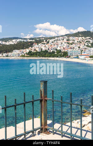 Kavala è una città costiera nel nord della Grecia, che ha una ricca storia e così è una destinazione turistica molto popolare in Europa. Foto Stock