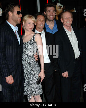 Oscar Award winning attori Russell Crowe e Renee Zellweger, produttore Brian Grazer, attore Craig Bierko e il regista Ron Howard (da sinistra a destra) arrivano per il 1 giugno 2005 New York premiere del loro film "Cinderella Man' (UPI foto/Ezio Petersen) Foto Stock