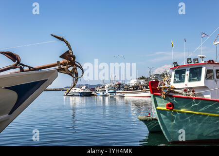 Barche da pesca ancorati nel porto in una giornata di sole e ravvicinata. Foto Stock
