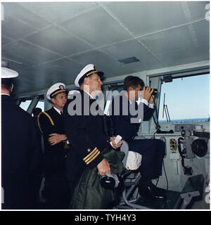 Presidente viste Flotta Atlantica Manuevers. Naval Aide Tazewell comandante Shepard, Comandante Lang, Presidente Kennedy. A bordo della USS Enterprise. Foto Stock