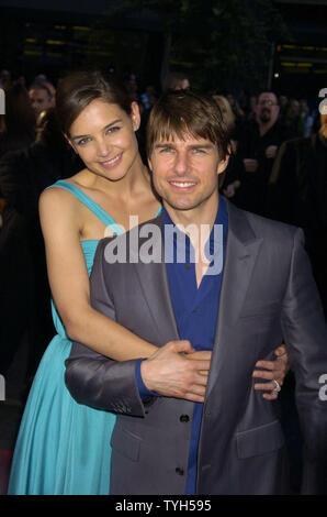 L'attore Tom Cruise e il suo fidanzato attrice Katie Holmes frequentare il Giugno 23, 2005 New York premiere per la Crociera nuovo film "La Guerra dei mondi". (UPI foto/Robin Platzer) Foto Stock