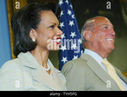 Il segretario di Stato Condoleezza Rice e abbigliamento designer Oscar de la Renta, che ha disegnato alcuni Stati Uniti Olympic uniformi, ascoltare relatori durante una pressa conferance dove il riso era a portata di mano per promuovere la città nella sua offerta per le Olimpiadi del 2012, il 28 giugno 2005 a New York City. I delegati di NYC 2012 Comitato sarà in viaggio per Singapore dove la città ospitante delle Olimpiadi del 2012 sarà deciso il 6 luglio. (UPI foto/Monika Graff) Foto Stock